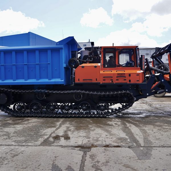 Гусеничный самосвал с мульчерной навеской